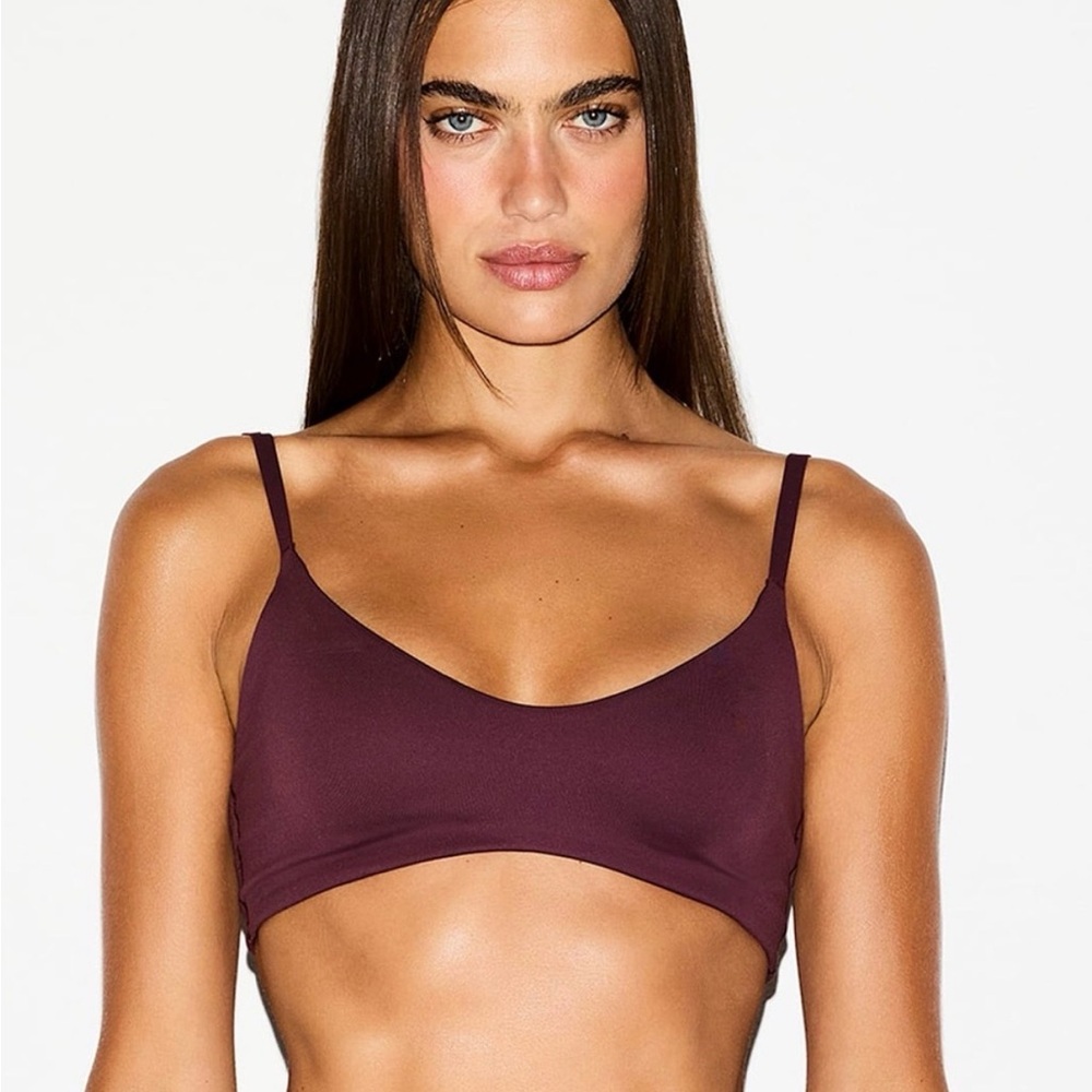 Nike SKIMS Micro Scoop Bra in Currant XS